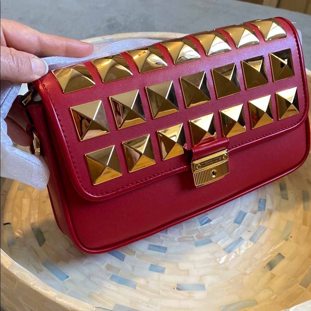 🍎🍎🍎🍎NWT Michael Kors Studded Shoulder/Crossbody Bag.